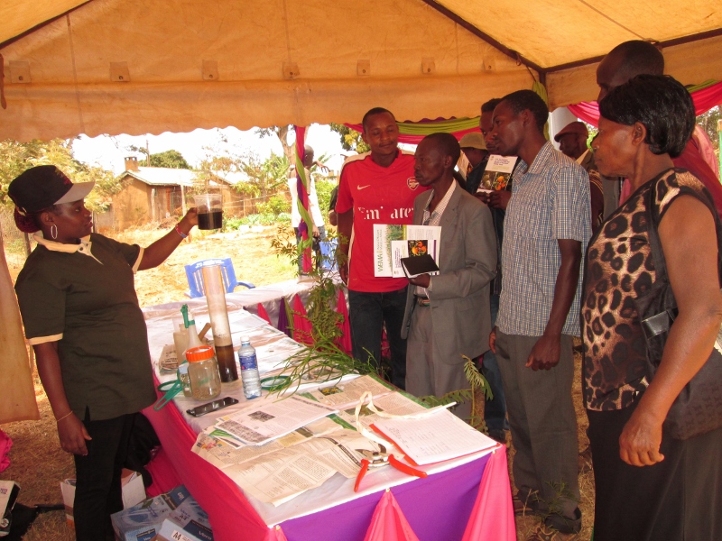 Demonstrations in Swahili from ICRAF staff Valentine Gitonga (propagation) and Daisy Chepkoech (preparation) proved to be one the more popular stands at the field day.